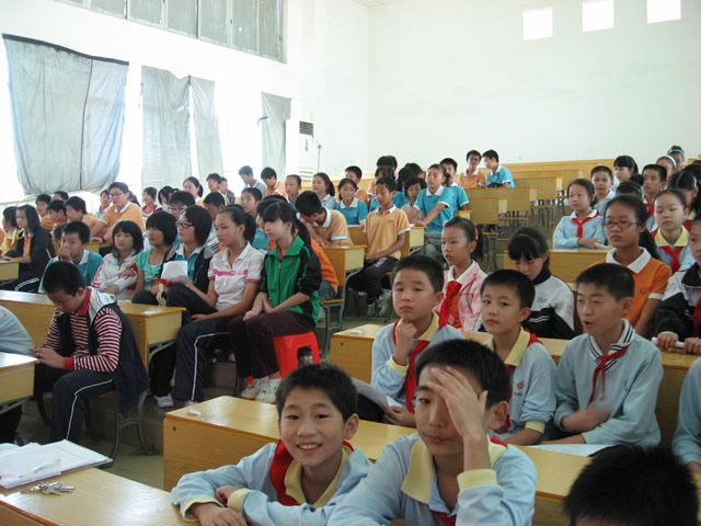 《考生在考场上专心答卷》|在胳膊上刻字图片