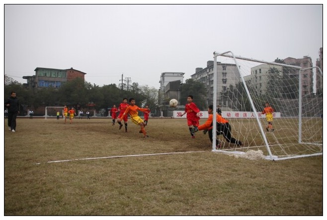 我校小学足球队勇夺全市足球比赛桂冠_校园新