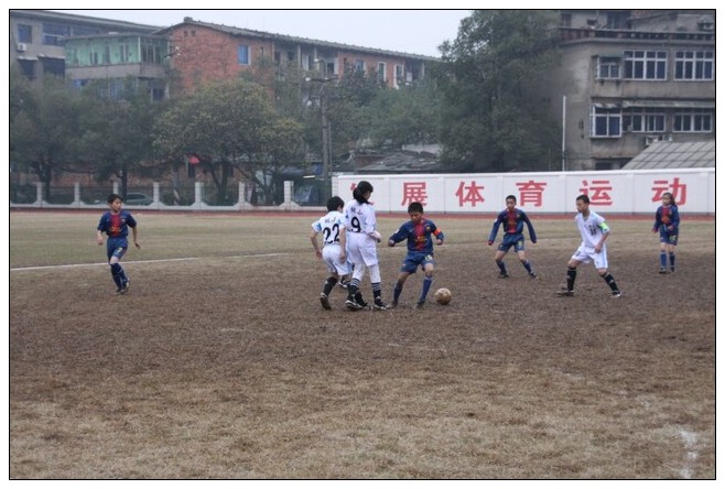 我校小学足球队勇夺全市足球比赛桂冠_校园新